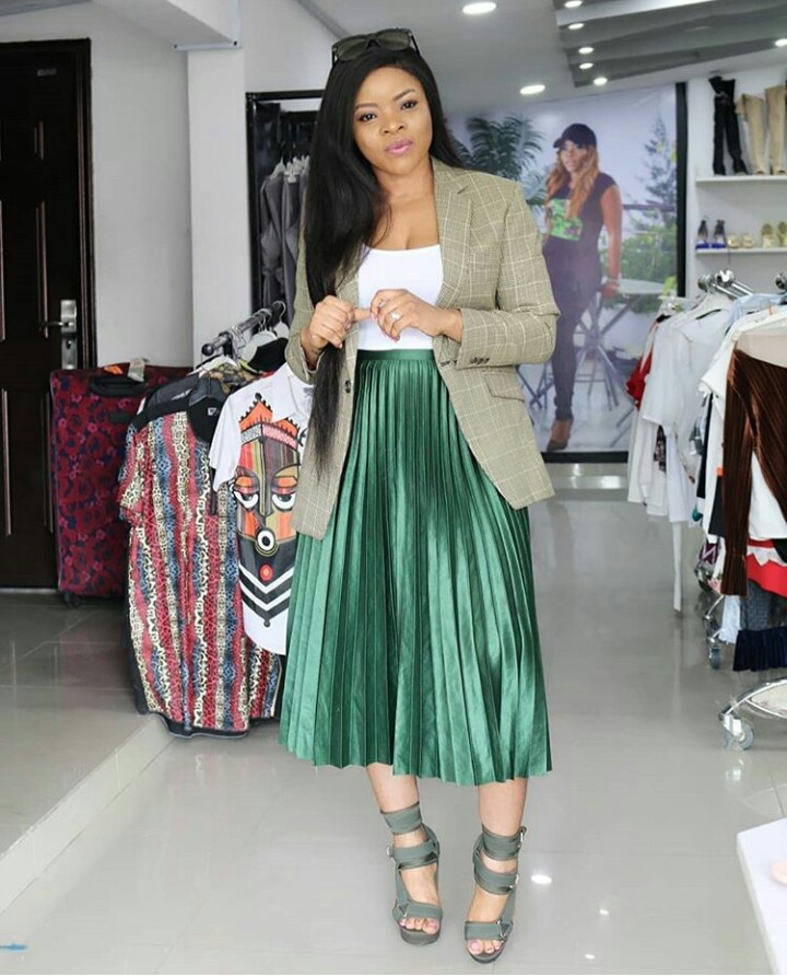 Laura ikeji styles pleated skirt how-to-style-pleated-skirt-laura-ikeji