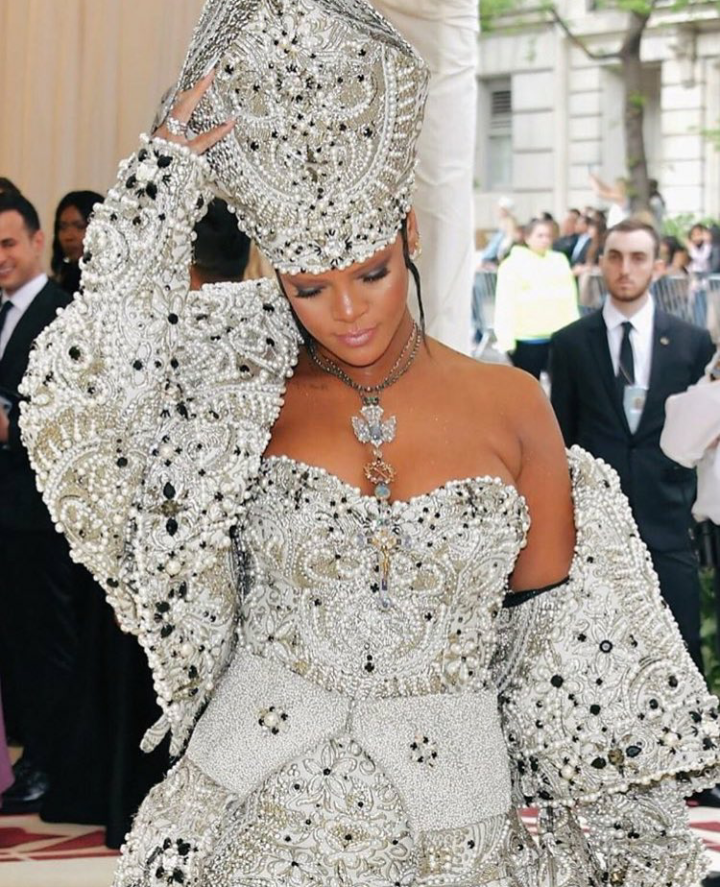rihanna met gala 2018 dress rihanna-dresses-like-pope-at-met-gala-2018