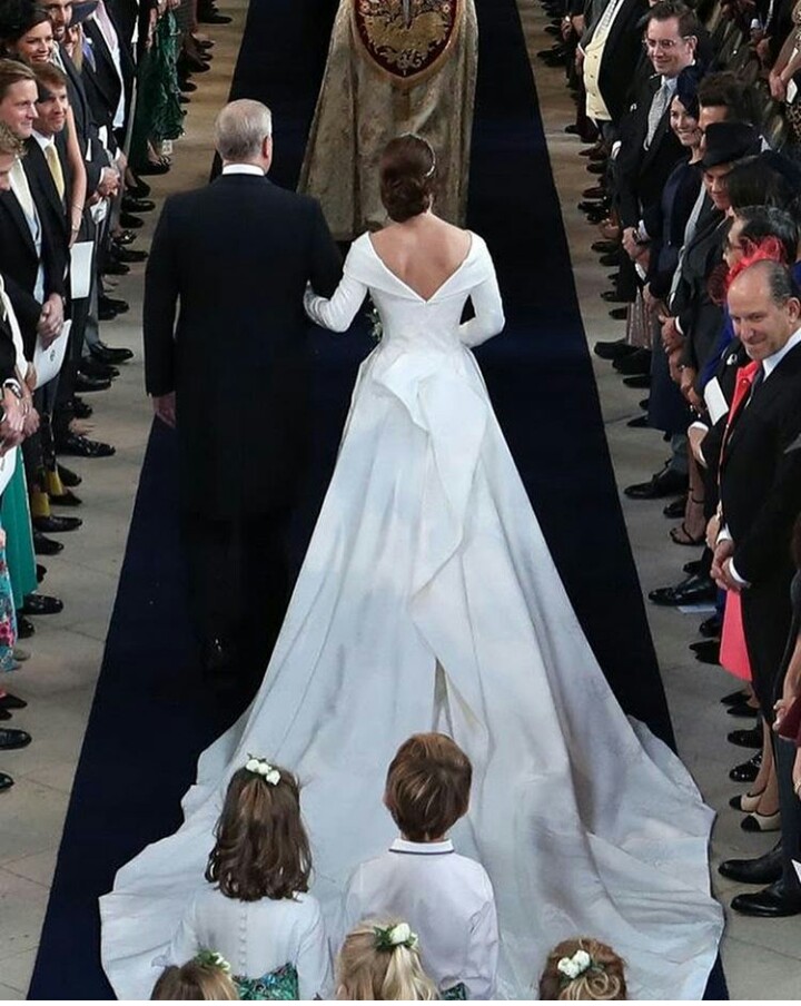 who designed princess eugenie wedding dress