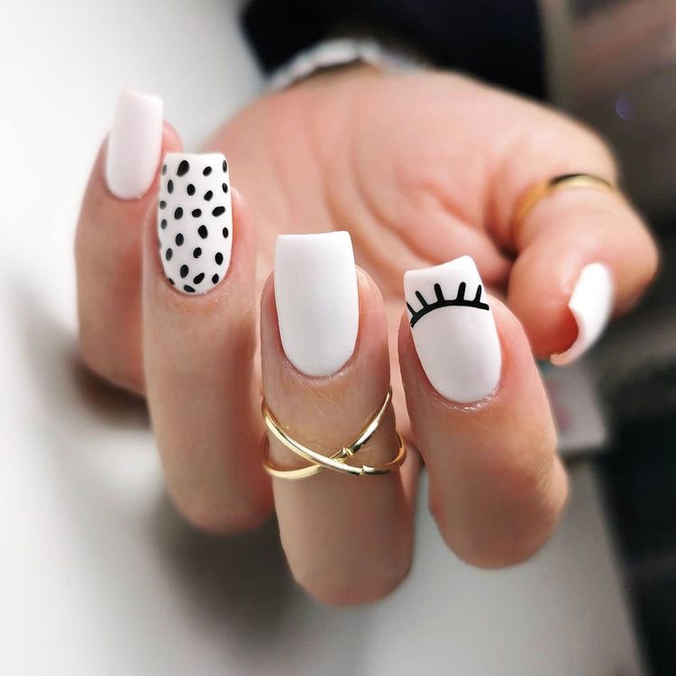 White square nails with minimal design